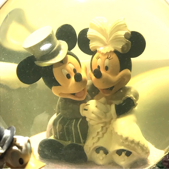 Disney Snow Globe,Just Married Mickey and Minnie Mouse. - Picture 9 of 12